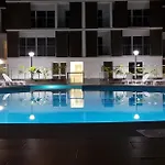 1 Bed Sleeps 4 With Pool Apartment