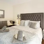 1 Bed Sleeps 4 With Pool *