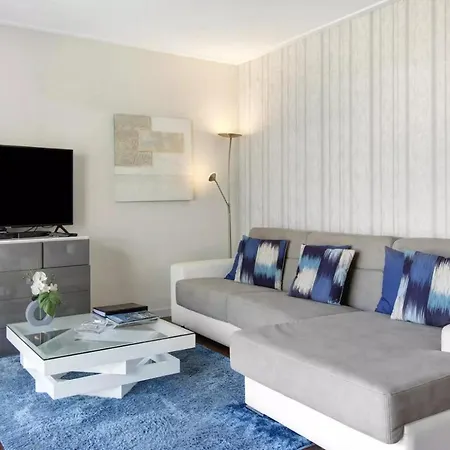 1 Bed Sleeps 4 With Pool Apartment *