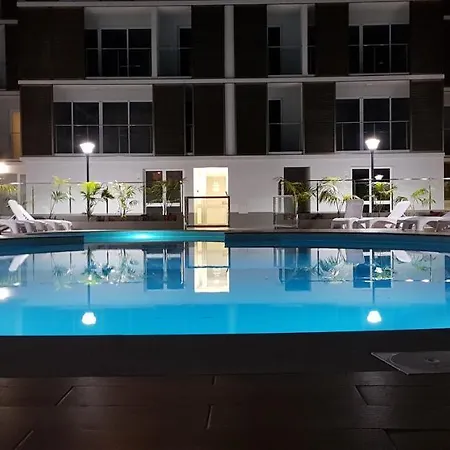1 Bed Sleeps 4 With Pool شقة