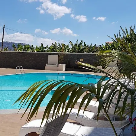1 Bed Sleeps 4 With Pool شقة فونشال