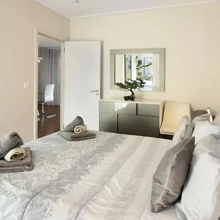 1 Bed Sleeps 4 With Pool فونشال