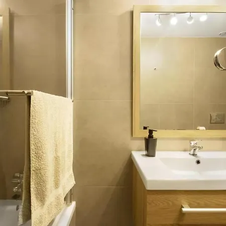 1 Bed Sleeps 4 With Pool