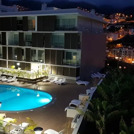 1 Bed Sleeps 4 With Pool Apartament Funchal (Madeira)