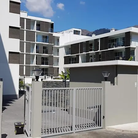 1 Bed Sleeps 4 With Pool *