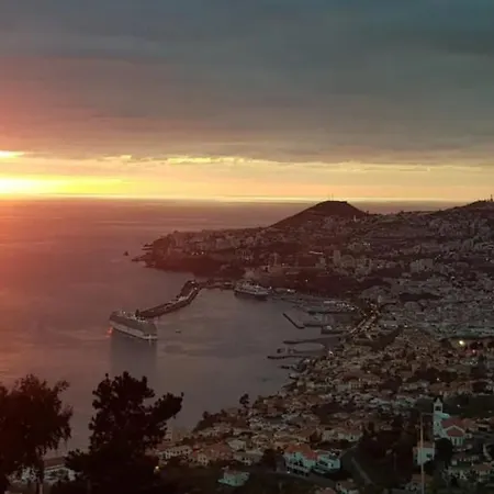 1 Bed Sleeps 4 With Pool Apartment *