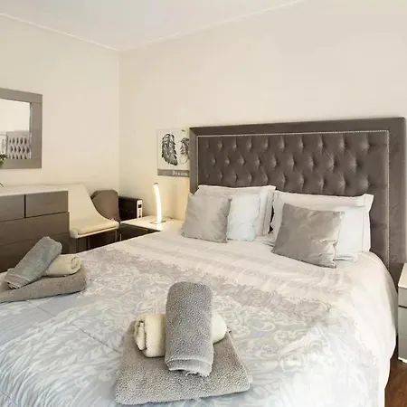 1 Bed Sleeps 4 With Pool *