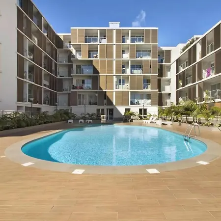 1 Bed Sleeps 4 With Pool Apartment