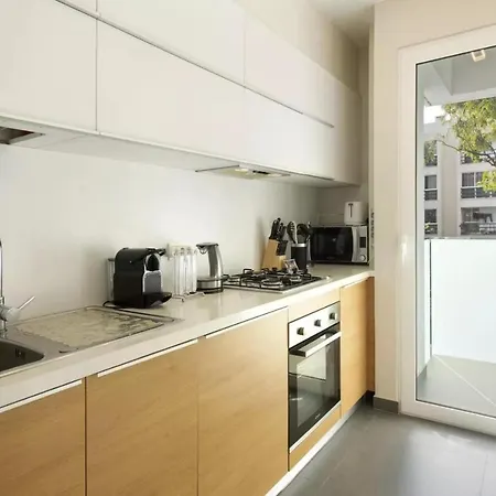 1 Bed Sleeps 4 With Pool Apartment *