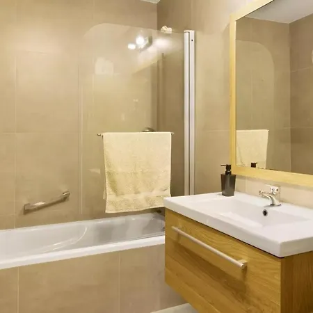 1 Bed Sleeps 4 With Pool