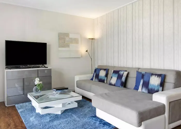 1 Bed Sleeps 4 With Pool 公寓 *