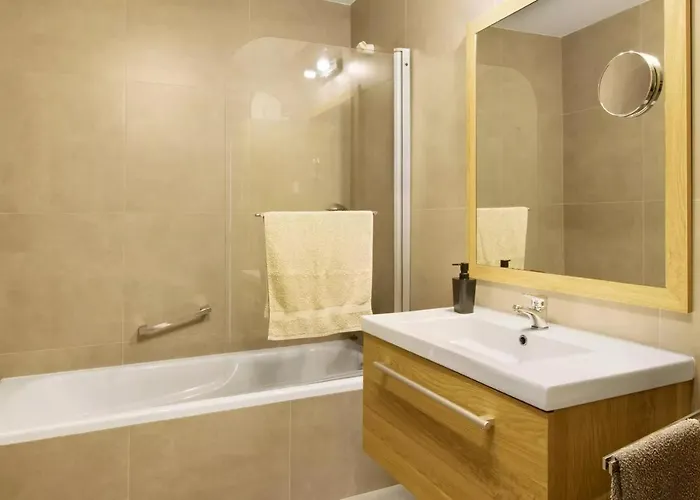 1 Bed Sleeps 4 With Pool