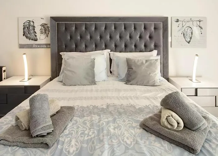 1 Bed Sleeps 4 With Pool 公寓 丰沙尔