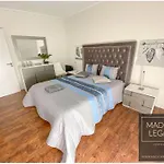 1 Bed Sleeps 4 With Pool Apartmán